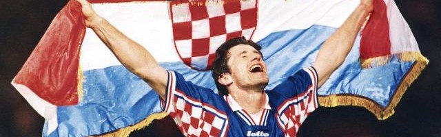 38岁的潘德夫腆着肚子进球后 球场上空一道彩虹