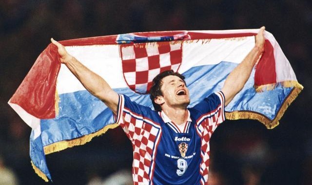 38岁的潘德夫腆着肚子进球后 球场上空一道彩虹