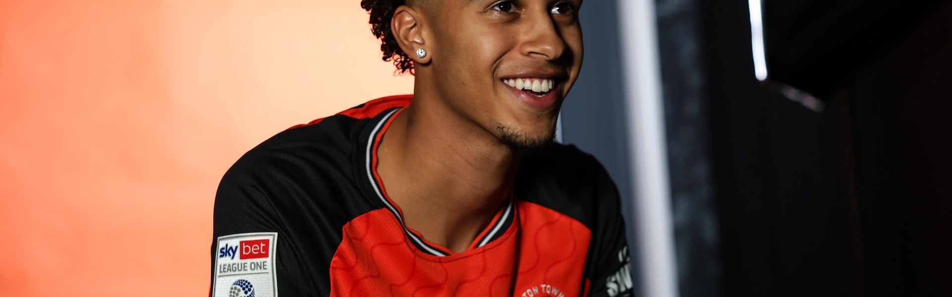 官方：曼城20岁边锋埃米利奥-劳伦斯租借加盟英甲卢顿