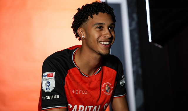 官方：曼城20岁边锋埃米利奥-劳伦斯租借加盟英甲卢顿