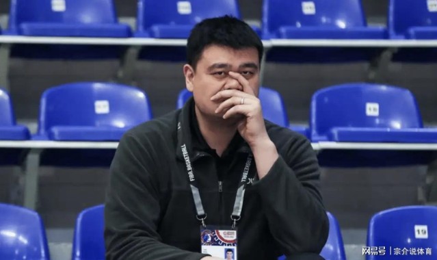 姚明口碑重大反转，中国男篮再收好消息，球迷排队道歉