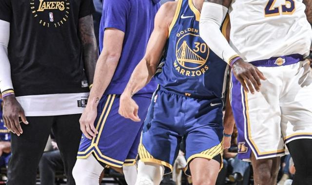 圣诞大战还看湖勇春晚！詹库对飚30+  小里准绝杀