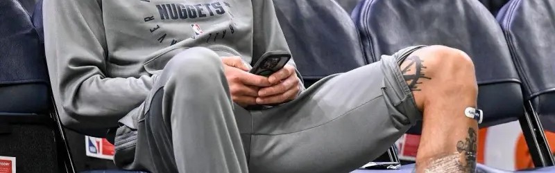 谨慎对待！阿龙-戈登训练后左小腿裹着厚冰袋进行冰敷