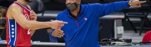 舔狗里弗斯上线：西蒙斯能助我们争冠 他防守很好